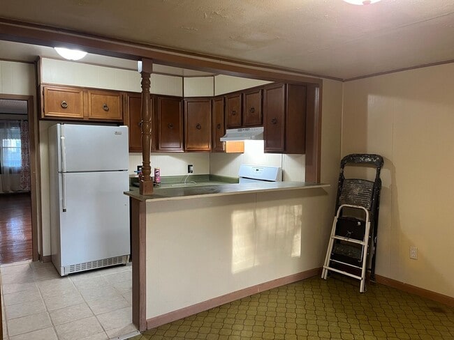 Photo - Clean 2 Bedroom home with hardwood flooring & large backyard