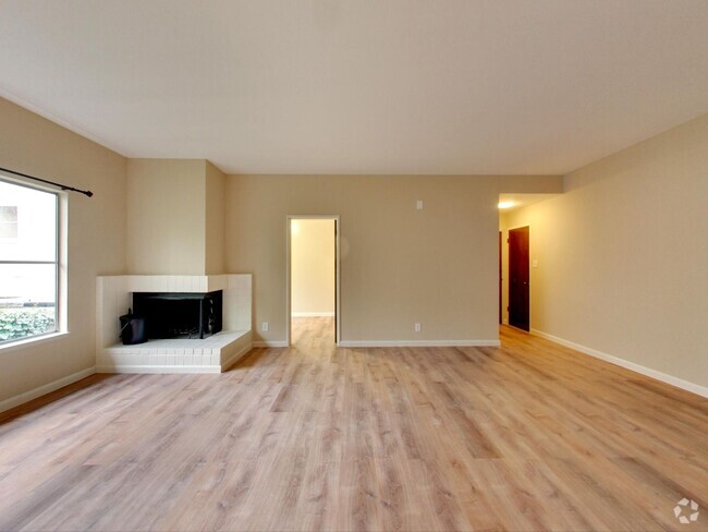 Building Photo - 2 BR/1 BA Top Floor with Balcony!!  Parkin... Unit 404 Rental