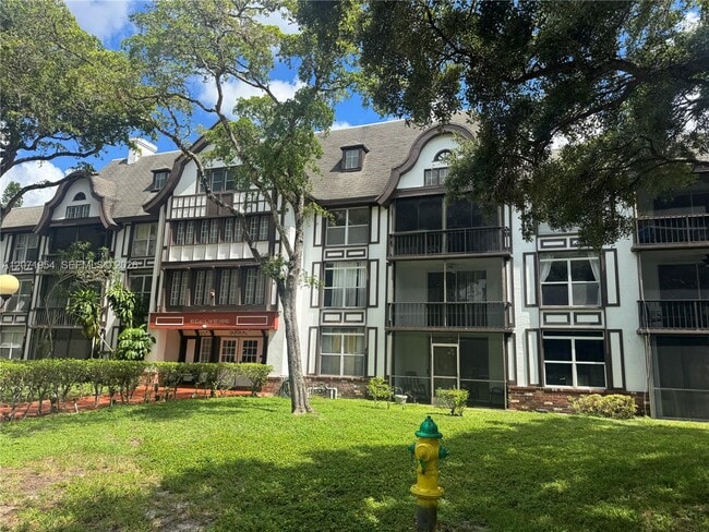 Building Photo - 3740 Inverrary Dr Unit 2Q