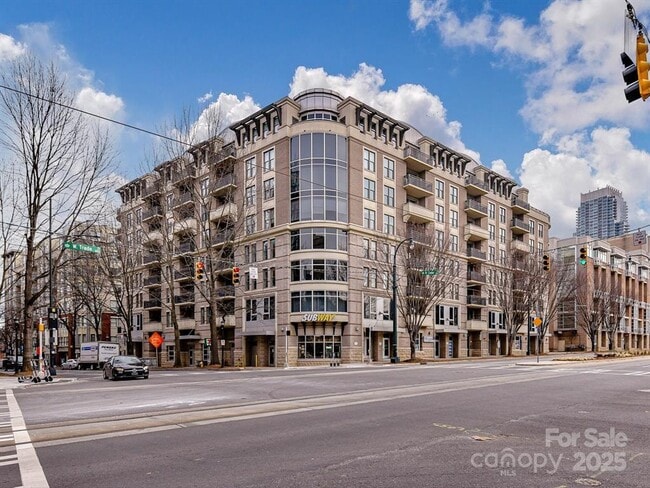 Building Photo - 718 W Trade St Unit 606