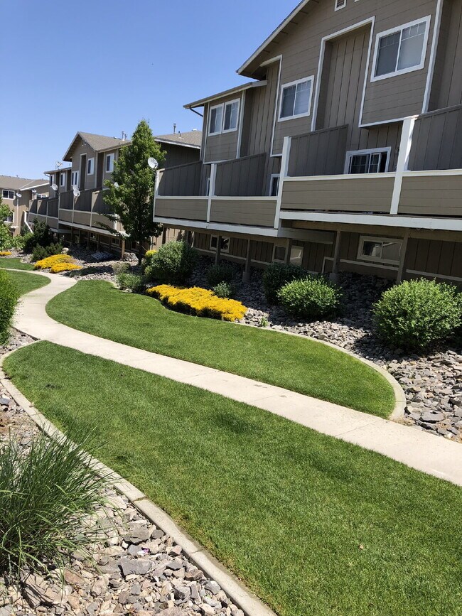 Cute 2 Bedroom 2.5 Bathroom Townhome Close to UNR!