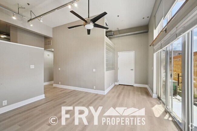 Building Photo - Ground Floor Condo in Great Uptown Location
