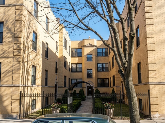 Building Photo - 4347 N Sawyer Ave Unit 1D