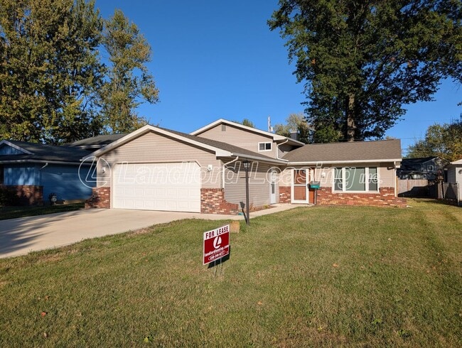 Building Photo - Beautiful 4-Bedroom Split-Level Home with ...