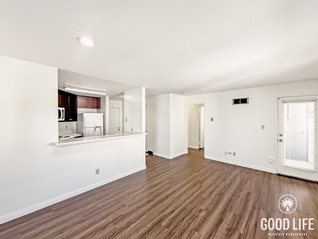 Photo - Beautiful 1 Bedroom 1 Bathroom in UTC! Unidad 2910