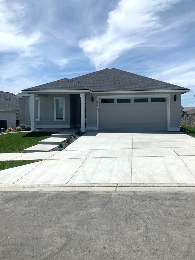 Beautiful newer construction home in Richl... - Beautiful newer construction home in Richl...