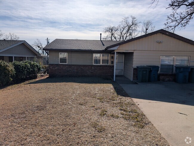 Building Photo - 2 bed, 1 bath house in Edmond with central...