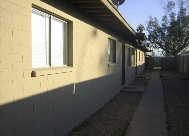 Building Photo - READY TO VIEW NOW! 2 Bedroom, 1 Bath Apart... Rental