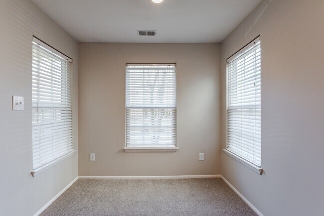 Photo - Hunter's Chase Apartments