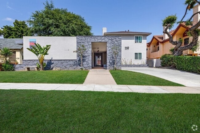 Building Photo - Huntington Villas Rental
