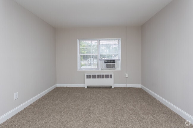 1BR, 1BA - 580SF - Living Room