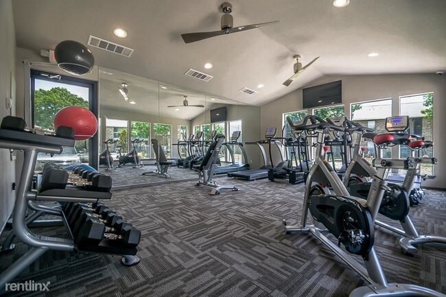 Photo - 1 br, 1 bath Condo - 1500 S Interstate 35 ...