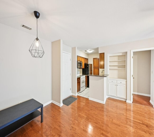 Building Photo - 2303 Pine Heights Dr NE Unit 303