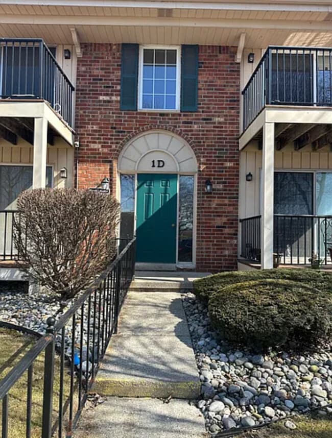 Building Photo - 12020 15 Mile Rd Unit Condo