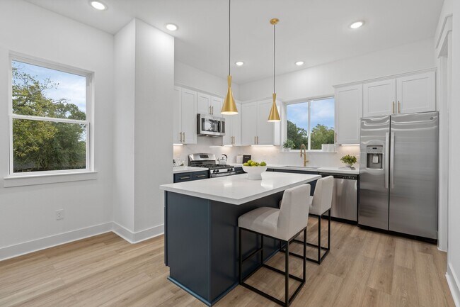 Photo - 717 Janisch Rd