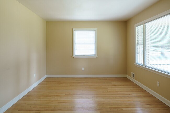 Photo - Super 3-brm stone ranch with brand new win... Casa