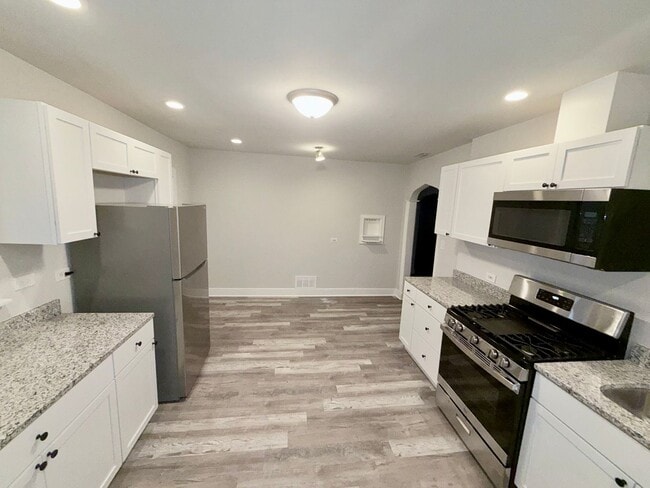 Building Photo - 5209 W Lake St Unit B