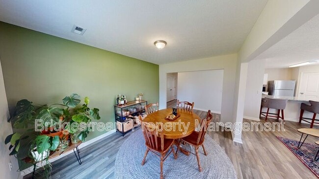 Photo - 961 Louise Dr