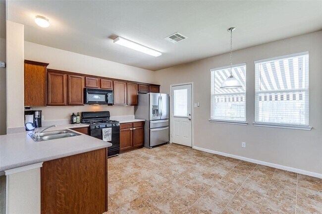 Building Photo - 23614 Maple View Dr