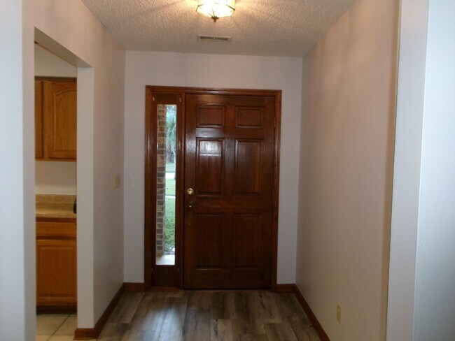 Photo - Spacious 3 bedroom home in the Forestbrook...