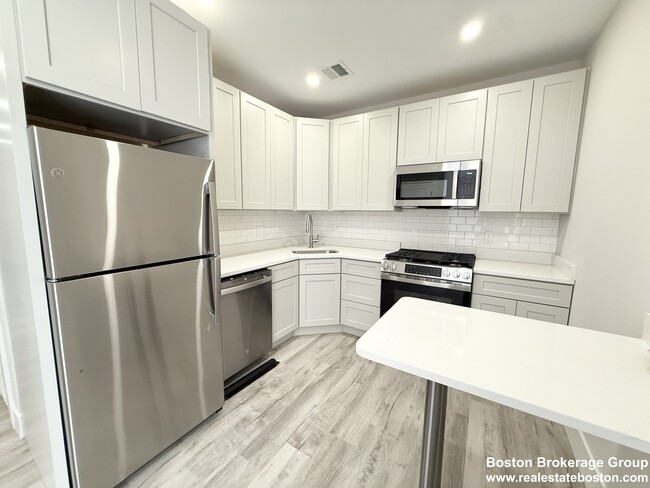 Building Photo - 10 Cawfield St Unit #3