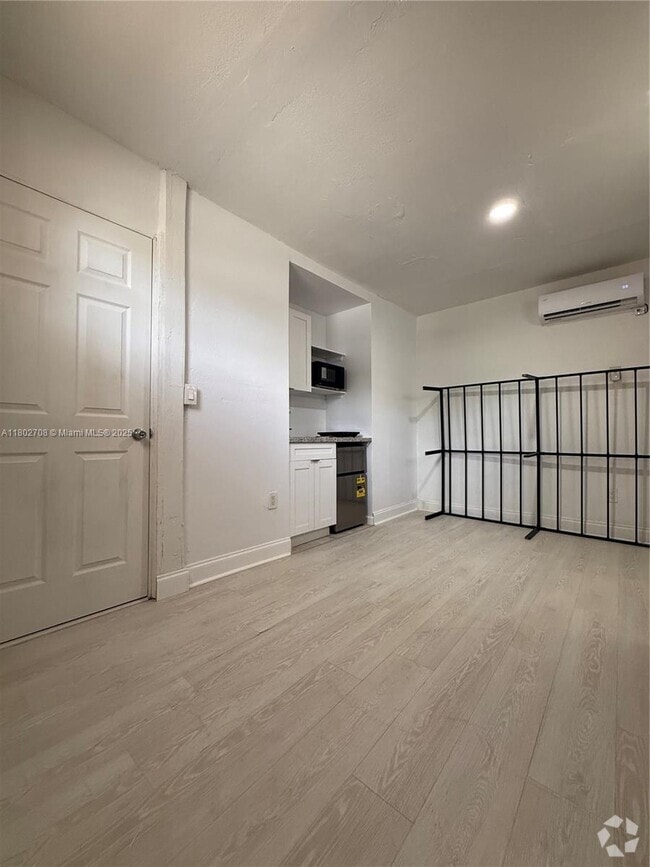 Building Photo - 2460 NW 61st St Unit B Rental