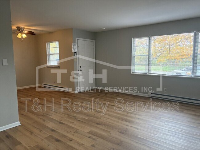 Photo - 841 Riverside Dr