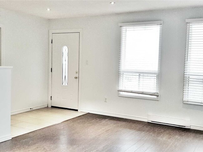 Photo - Spacious Main Floor Bungalow! (2+Den, 1 Bath) Unité MAIN