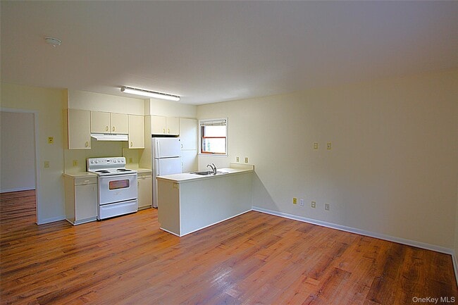 Building Photo - 3115 Albany Post Rd Unit 2