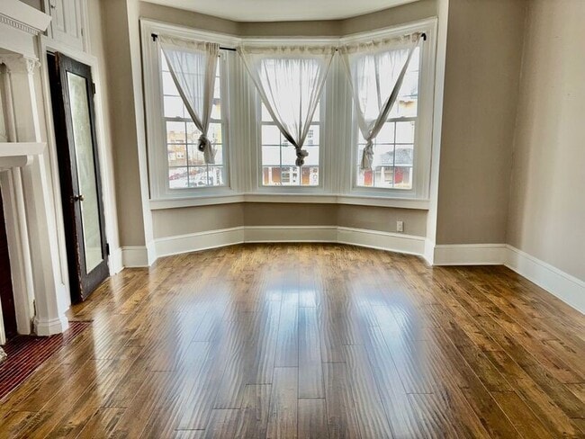 Photo - 4948 Walnut St