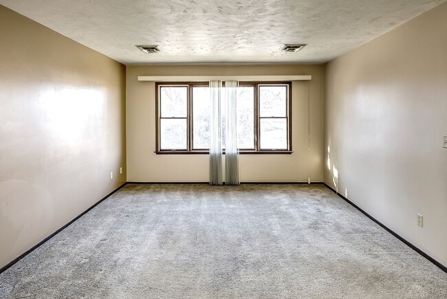 Photo - Spacious 2-Bed and 1-Bath Apartment! Unidad 6640-4