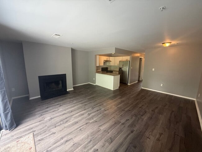 Building Photo - Fresh Paint and Updated Condo in Parkville MD!