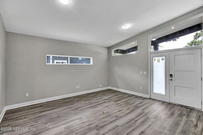 Photo - 944 Alderside St