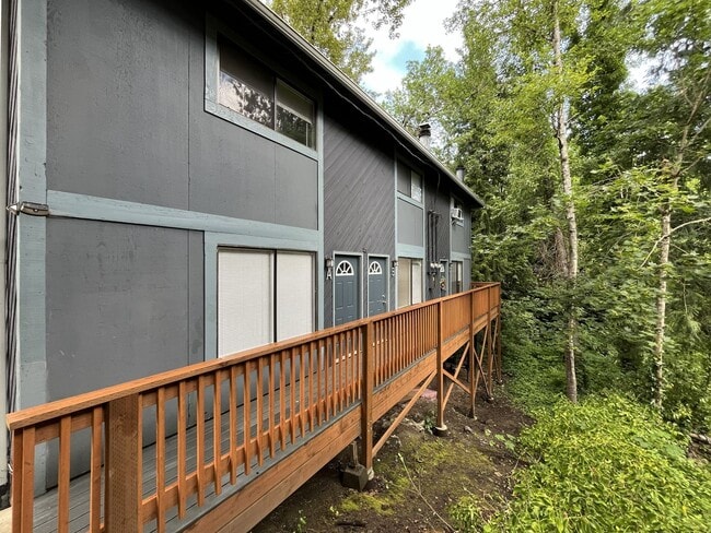 Building Photo - Comfortable 2 Bedroom Retreat with a Beautiful Tree-Lined Setting, Washer/Dryer & Modern Kitchen Unit #A