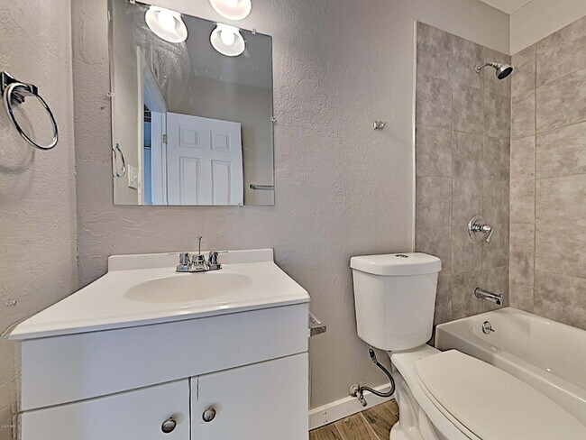 Photo - Modern Comfort in Mesa – 2-Bedroom with Ya... Unit 3