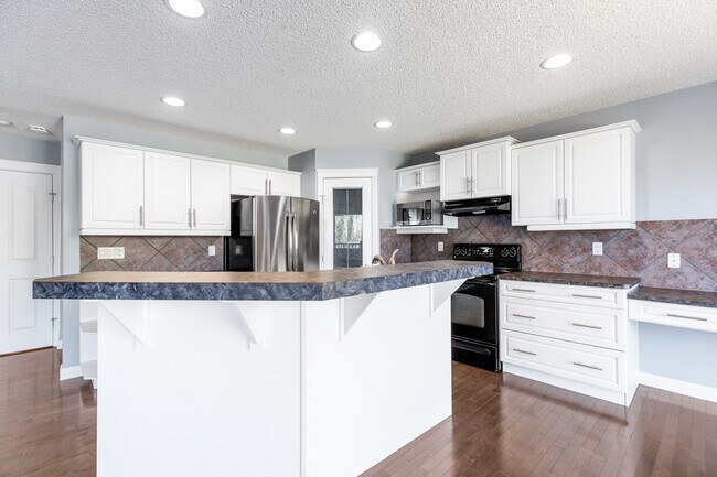 Photo - 1020-118A 118a St SW