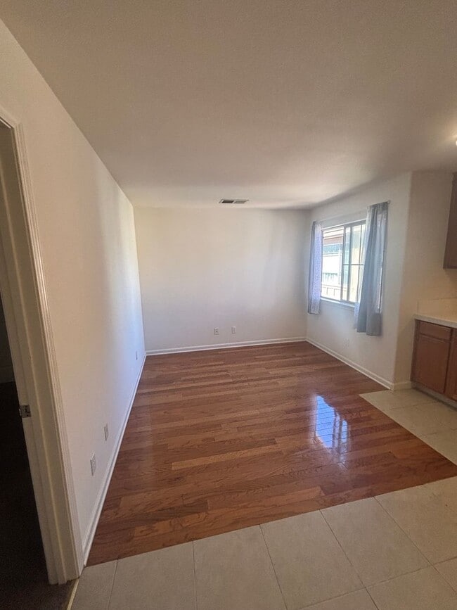 Photo - 2221 Versailles St