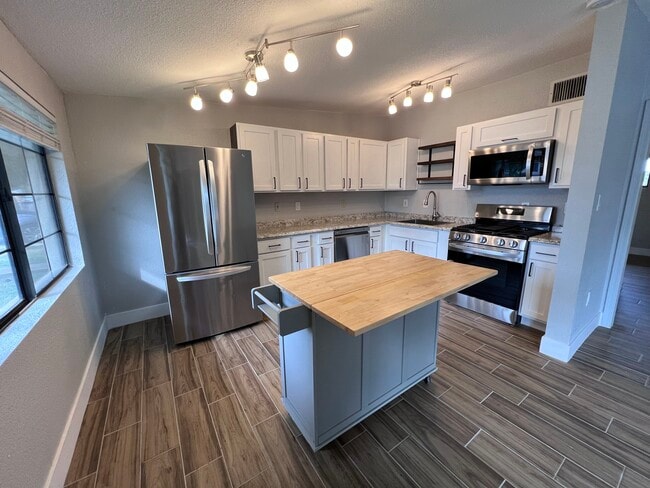 Kitchen - 1405 S Farmer Ave Unit House