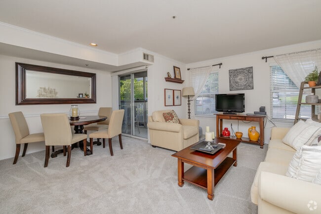 1BR, 1BA - 600SF - Living Room - Lincoln Woods