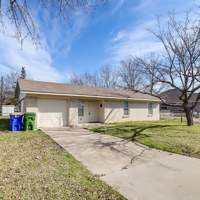Building Photo - 3BR/1.0BA Single Family - Seagoville