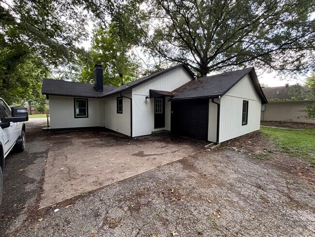 Photo - 109 E Rogers St