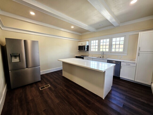 Photo - 833 N 4th Ave