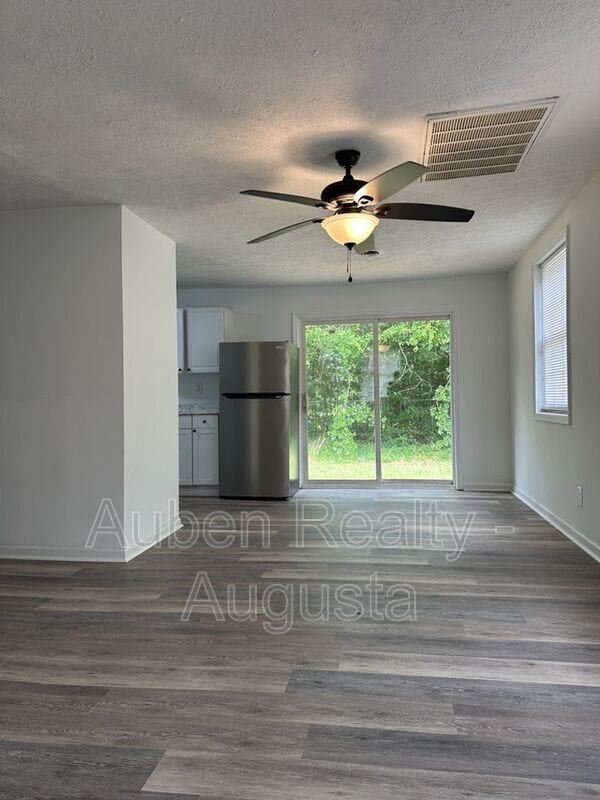 Photo - 453 Monetta St S E