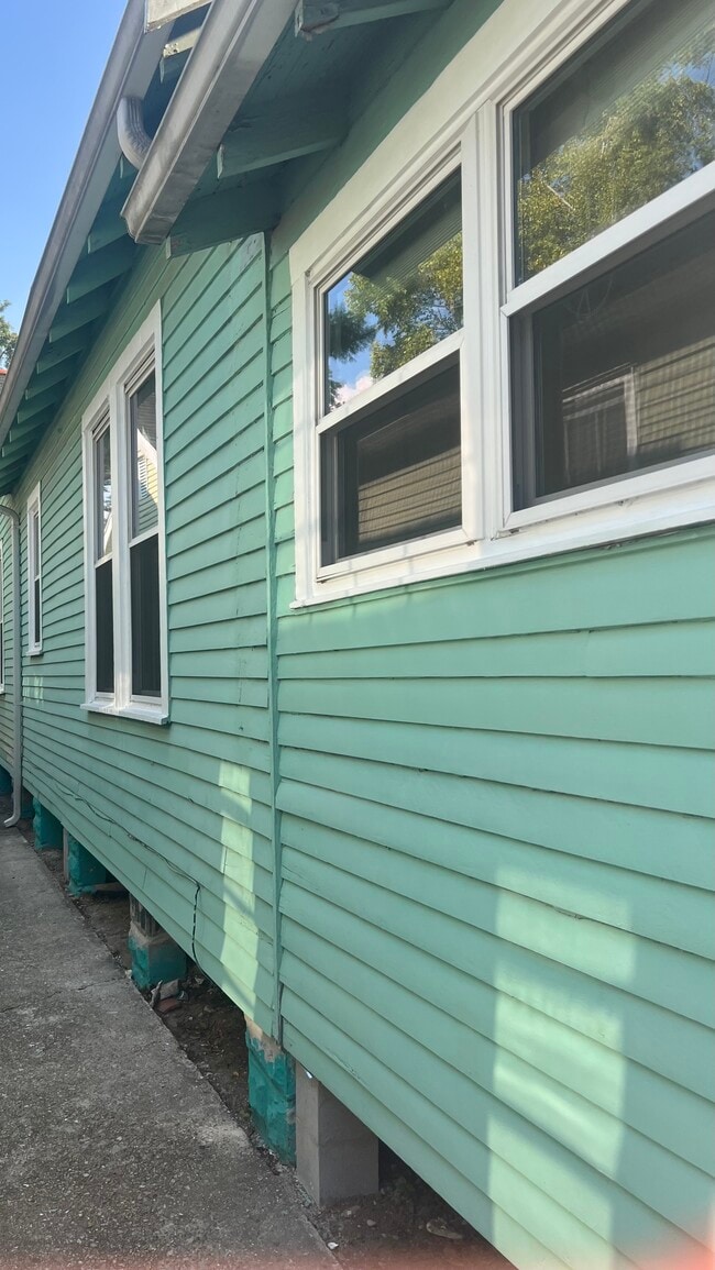 Lado - 2537 Jasmine St