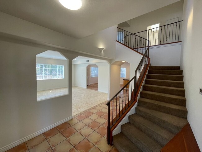 Photo - 4527 Hollister Ave