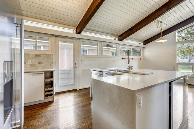 Photo - 3/3 Beautiful Contemporary Home in Greenwich Forest