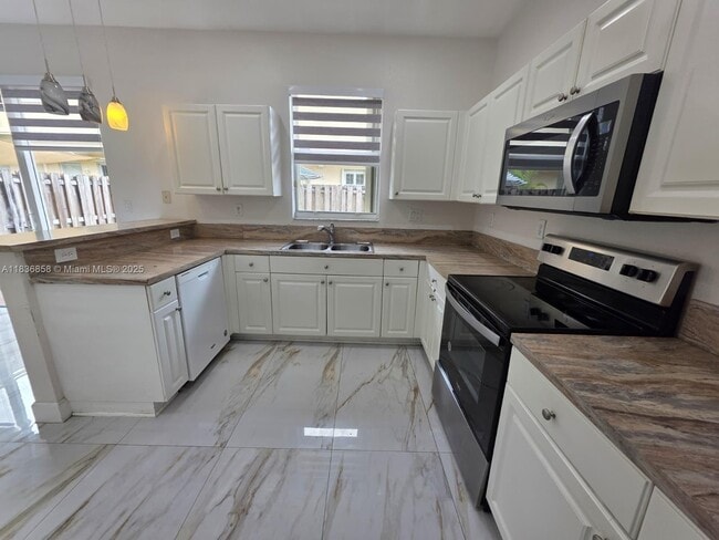 Building Photo - 12822 SW 135th St Rental