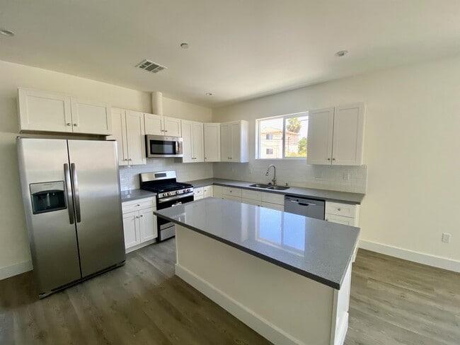 4557 Pickford St Unit 4559 1/2