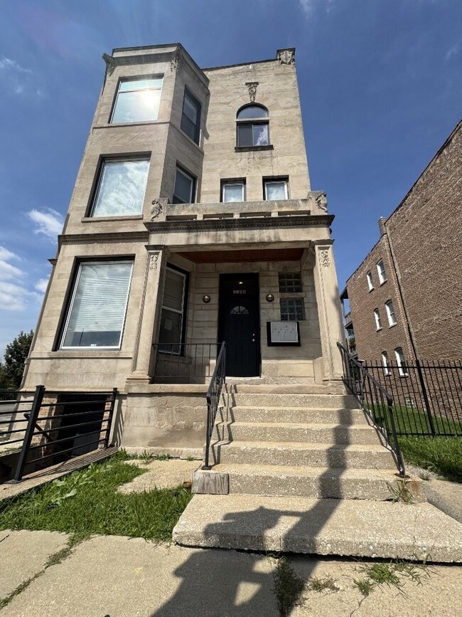 Building Photo - 3158 W Jackson Blvd Unit 3