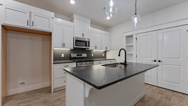 Photo - "Charming 3-Bedroom Retreat with Granite Elegance & Cozy Fireplace in Farmington!"